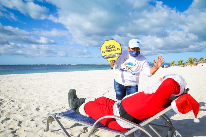 Santa Claus tomando vacaciones en la playa